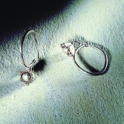 Par srebrnih uhanov, odkritih v ženskem grobu na poznoantičnem grobišču pod rifniško naselbino